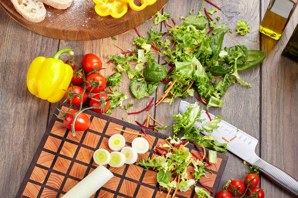 Primer plano de ensalada de verduras de pimienta, albahaca de tomate y hierbas
. - Foto, imagen