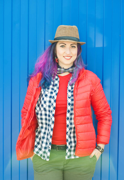 Feliz hermosa mujer hipster de moda con el pelo colorido
  - Foto, imagen
