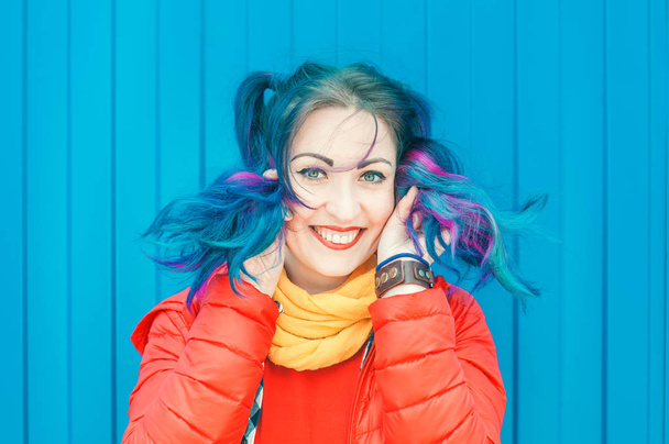 Jovem mulher hipster moda bonita com cabelo colorido ter
  - Foto, Imagem