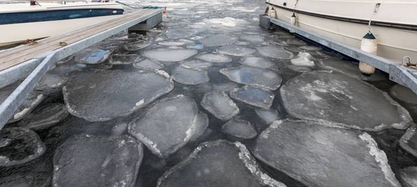 Ledové kry plovoucí v moři v přístavu Risor, Norsko. - Fotografie, Obrázek