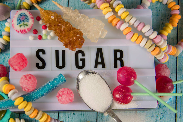 Zucchero scritto su un lightbox
 - Foto, immagini