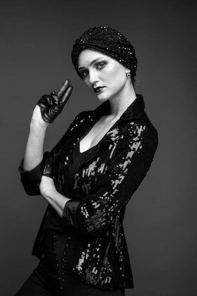 Black and white photo of young gorgeous female fashion model in stylish headdress  - Foto, Imagen