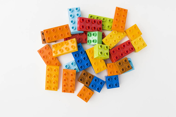 kleurrijke speelgoed bakstenen op witte achtergrond - Foto, afbeelding