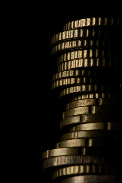 primer plano vista de pila de monedas aisladas en negro
 - Foto, imagen