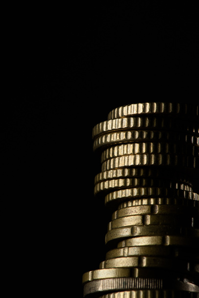 vista de perto de pilha de moedas isoladas em preto
 - Foto, Imagem