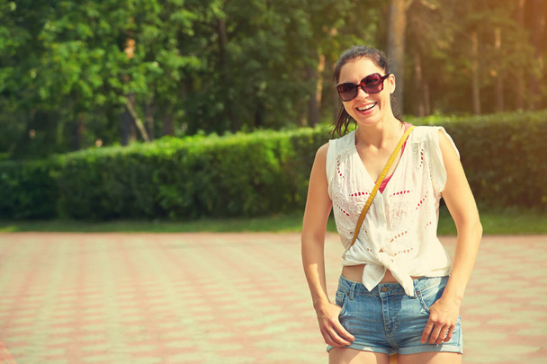 Mujer sonriente en gafas de sol
 - Foto, imagen