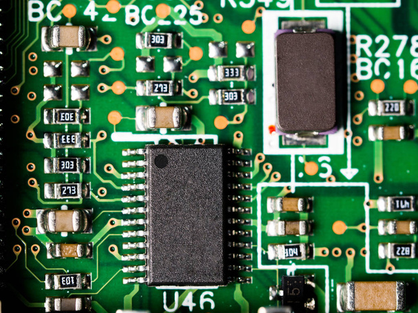 Close-up van printplaat met geïntegreerde schakelingen, weerstanden en condensatoren. - Foto, afbeelding