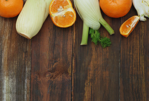 Сирі фрукти овочі та апельсини на дерев'яному тлі. Копіювати пробіл
. - Фото, зображення
