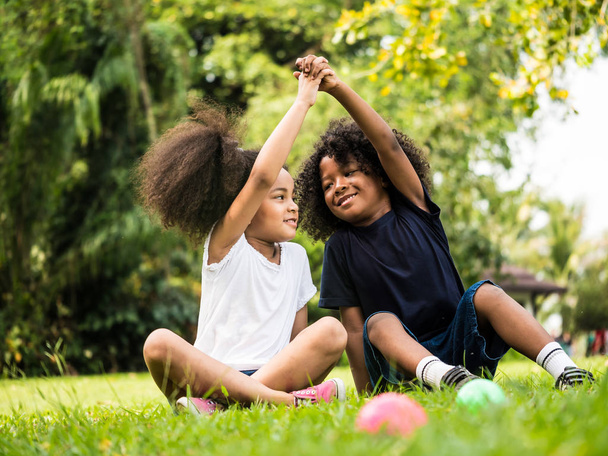 Мальчик и девочка играют вместе в парке
 - Фото, изображение