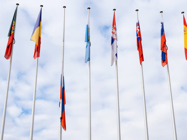 Flaga Rosji pływające do połowy masztu o Rady Europy w Strasbou - Zdjęcie, obraz