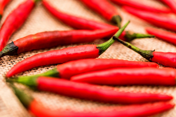 Κόκκινες πιπεριές τσίλι σε ύφασμα καμβά μπεζ - Φωτογραφία, εικόνα
