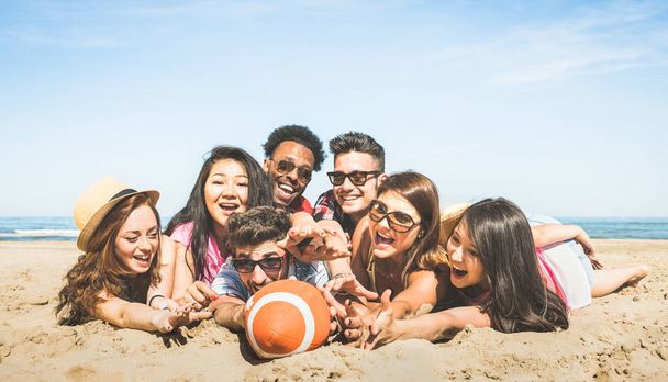 Grupa przyjaciół happy wielorasowe, zabawy gry gry plaża sport - międzynarodowych koncepcja lato radości i wielokulturowym przyjaźń razem - młodych ludzi milenium na ciepłe filtr vintage - Zdjęcie, obraz