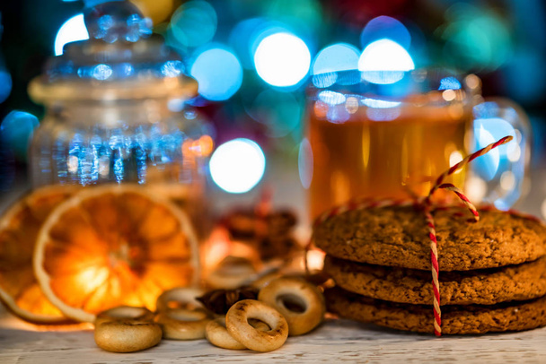 Bodegón acogedor de té, luz de Navidad y pastelería
 - Foto, imagen