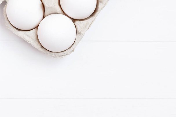 weiße Hühnereier auf weißem Holz Hintergrund Lebensmittelzutat - Foto, Bild