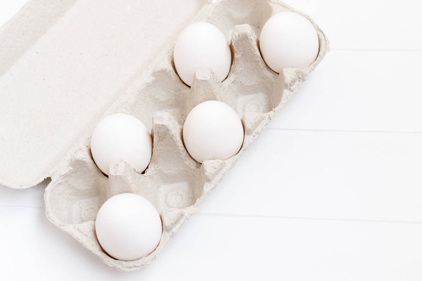 Beyaz ahşap zemin üzerinde beyaz tavuk yumurta - Fotoğraf, Görsel