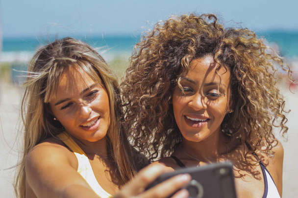 Eccitato sportswomen prendendo selfie sotto il sole
 - Foto, immagini