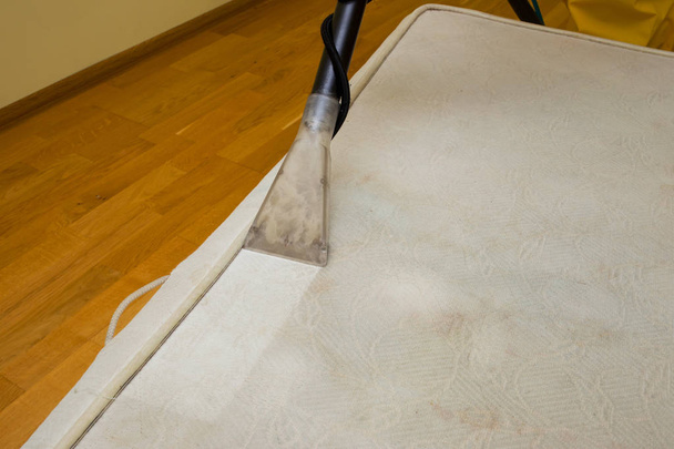 dry cleaning of a mattress - Foto, Imagen