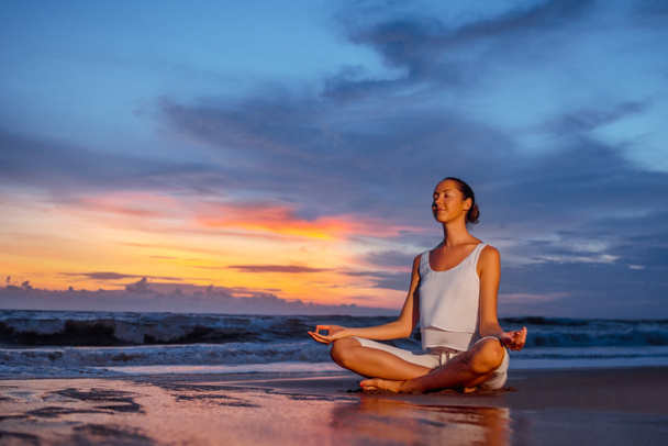 Yoga sulla spiaggia - Foto, immagini