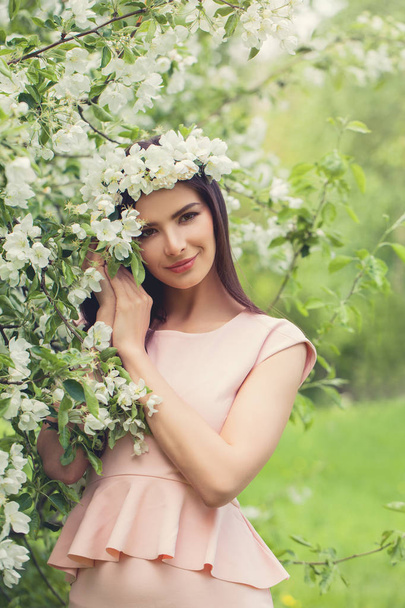 красива брюнетка модель моди жінка з квітами на відкритому повітрі
 - Фото, зображення