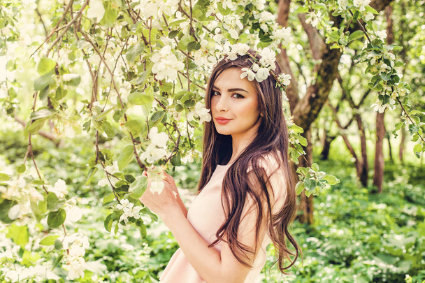 Bella giovane donna in fiore primavera fiori giardino
  - Foto, immagini