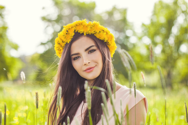 Mulher bonita no campo de vidro verde primavera, rosto feminino jovem
 - Foto, Imagem