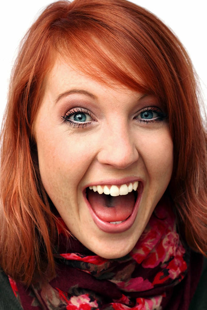 Uma jovem feliz rindo com cabelo vermelho
 - Foto, Imagem