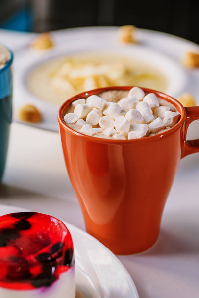 Chocolate quente com marshmallows hold
 - Foto, Imagem