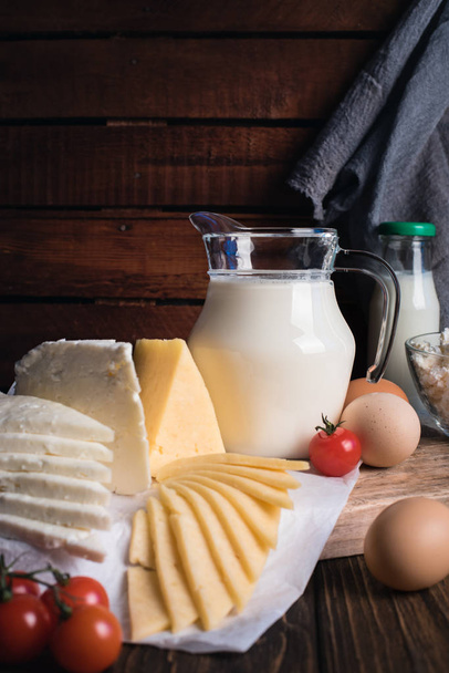 Фермеры пищевых продуктов: молоко, сливки, сыр, яйца, коттедж, масло. Сельский состав. Концепция органического питания
 - Фото, изображение