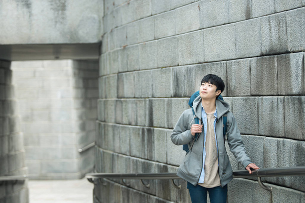 Un giovane che fa un viaggio in zaino in spalla in una casa tradizionale coreana
. - Foto, immagini