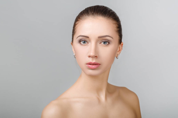 girl with clean skin and natural makeup - Foto, afbeelding