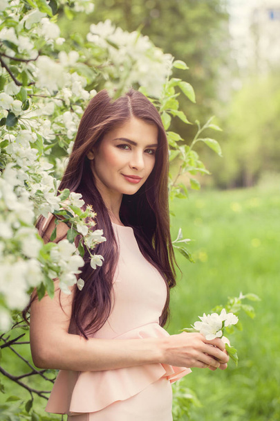 Мила молода жінка з квітами на відкритому повітрі, портрет моди
 - Фото, зображення