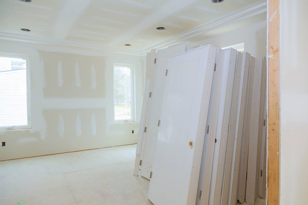 建築の新しい家の建設インテリア乾式壁テープ。建物建設石膏プラスター壁 - 写真・画像