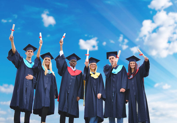 educación, graduación y concepto de personas - grupo de pasantes felices
 - Foto, Imagen