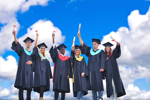 освіта, випускництво та концепція людей - група щасливих інтернів
 - Фото, зображення