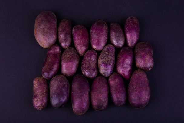 Patatas sobre fondo negro vista superior
 - Foto, Imagen