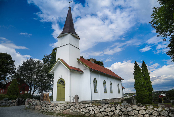 Η εκκλησία της Νορβηγίας / εκκλησία στη Νορβηγία στον ηλιόλουστο καιρό και μπλε σκι - Φωτογραφία, εικόνα
