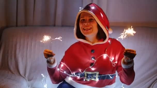 Joyeux jeune femme en costume de Père Noël avec des lumières du Bengale
 - Séquence, vidéo