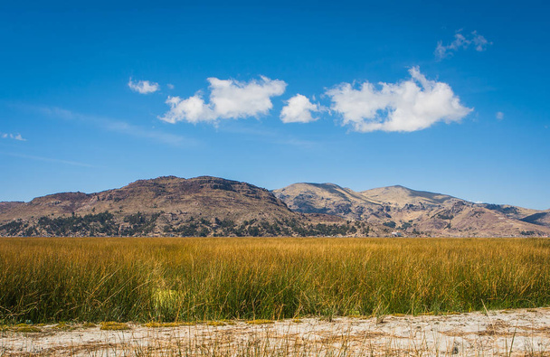 Перегляд Пуно гір з озера Тітікака, Перу - Фото, зображення
