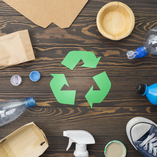 reciclaje de residuos eco símbolo con eliminación de basura en la mesa de madera vista superior de fondo
 - Foto, imagen