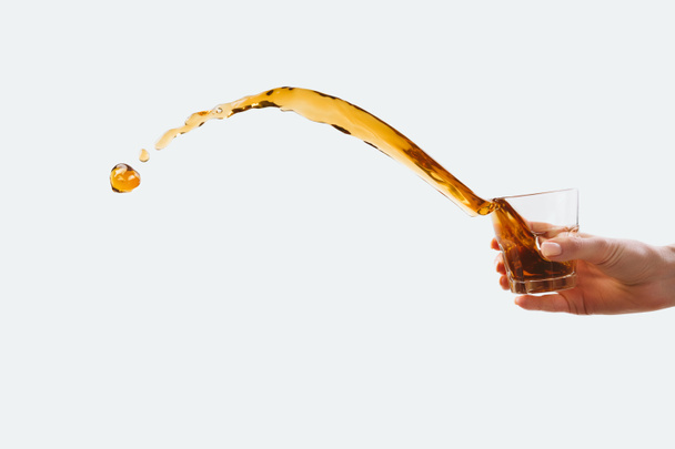 aromaattinen kahvi roiskeita lasista, eristetty valkoinen
 - Valokuva, kuva