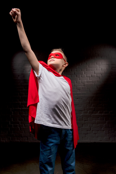 мальчик летит в костюме супергероя и красной маске
 - Фото, изображение
