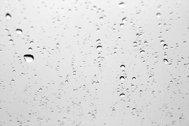 gotas de chuva na janela do carro em preto e branco
. - Foto, Imagem