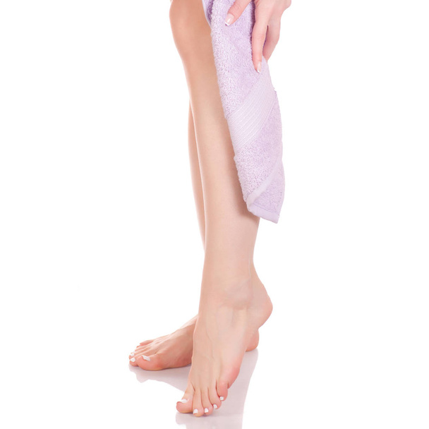 Female feet heel lilac bath towel beauty spa - Fotografie, Obrázek