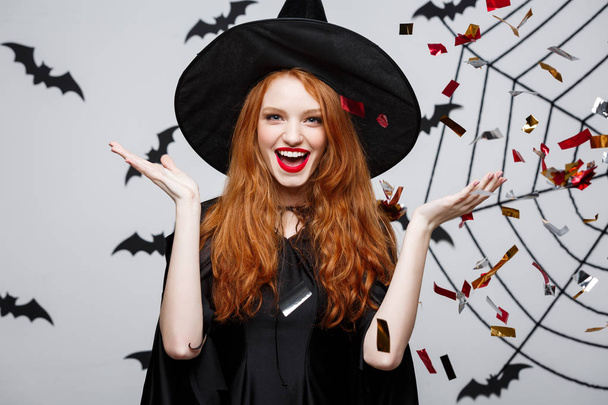 Halloween cadı kavramı - mutlu zarif cadı Cadılar Bayramı partisi yarasa ve örümcek arka plan üzerinde kutlamak için konfeti atma. - Fotoğraf, Görsel