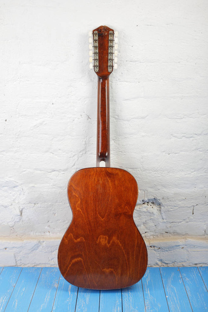 Музыкальный инструмент - задний вид двенадцатиструнной акустической гитары
 - Фото, изображение