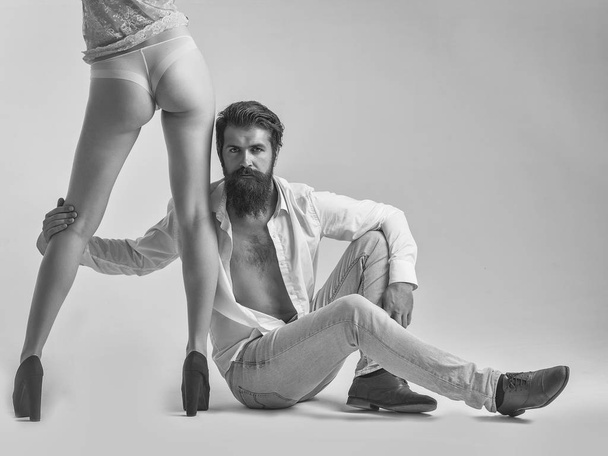 sakallı adam kadın bacaklar ve kalçalar - Fotoğraf, Görsel