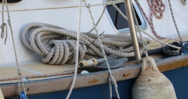 Sterke ouderwetse rustieke touw op het dek van een boot in de jachthaven, close-up - Dci 4k-resolutie - Video