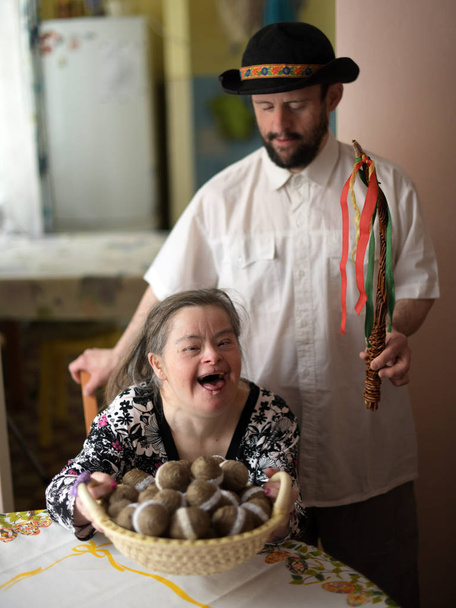 Easter portrait of happy couple with down syndrome at home - Foto, afbeelding