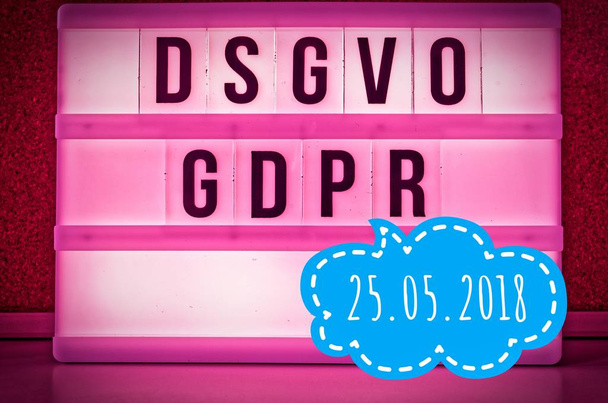 Panel luminoso con la inscripción DSGVO y GDPR (Reglamento General de Protección de Datos) morado en inglés GDPR (Reglamento General de Protección de Datos) y la inscripción 25.05.2018 en inglés: 25 / 05 / 2018
 - Foto, Imagen