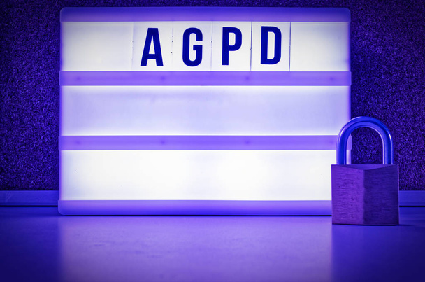 Κάρτα φωτισμένη με AGPD (regolamento generale sulla protezione dei dati) στα αγγλικά GDPR (Γενικός Κανονισμός για την Προστασία Δεδομένων)) - Φωτογραφία, εικόνα